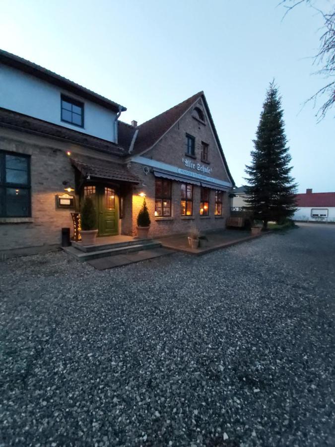 Pension & Restaurant "Alte Schule" Kluis Ngoại thất bức ảnh